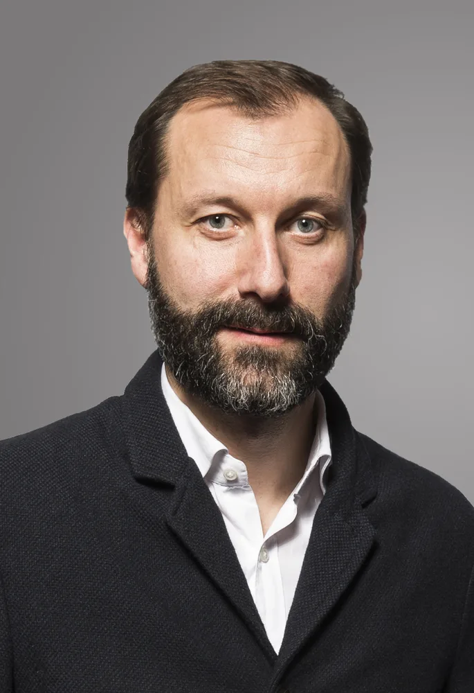 Portrait eines Mannes im weißen Hemd und schwarzem Sakko