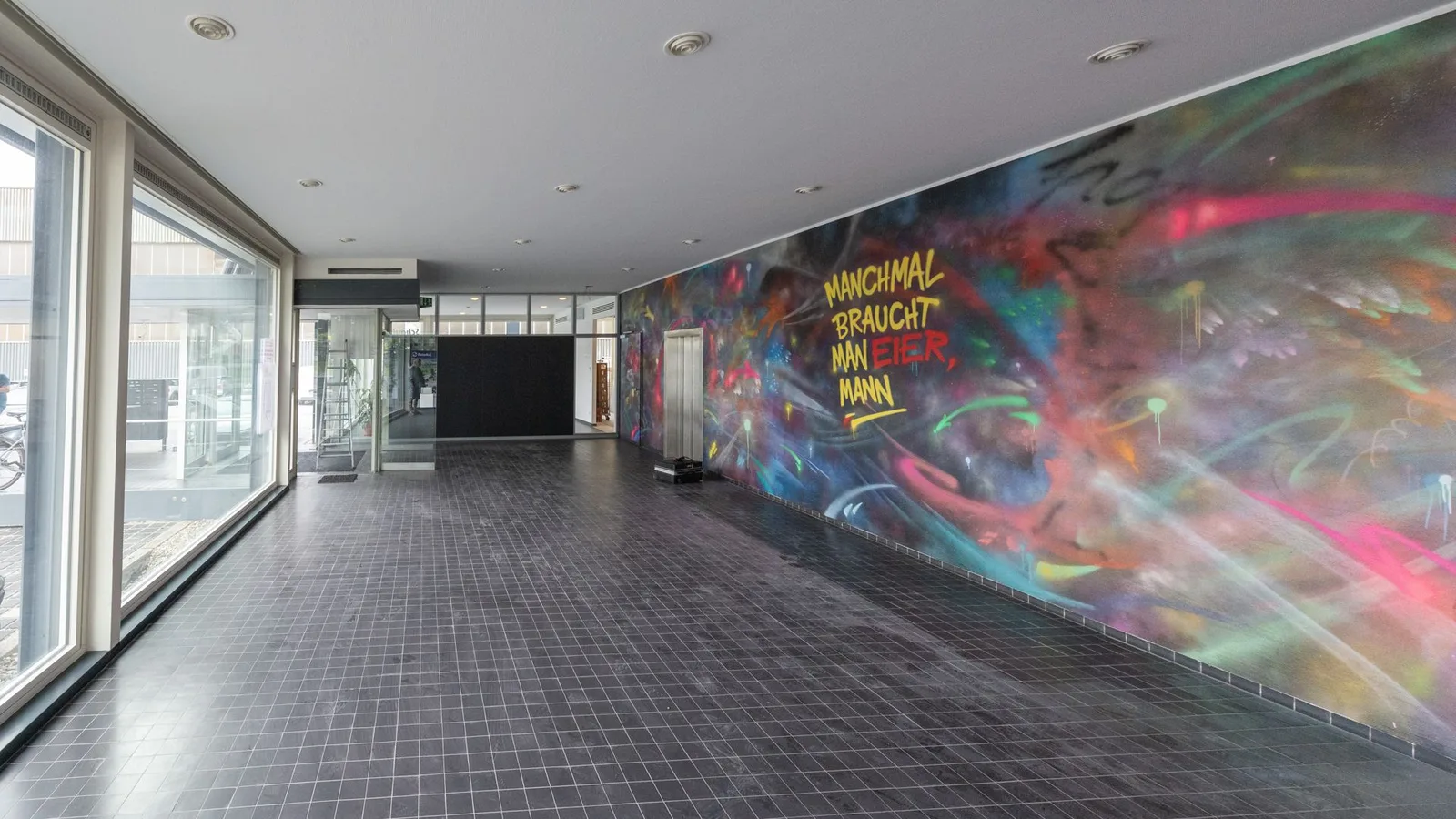 Eingangsbereich mit Graffiti