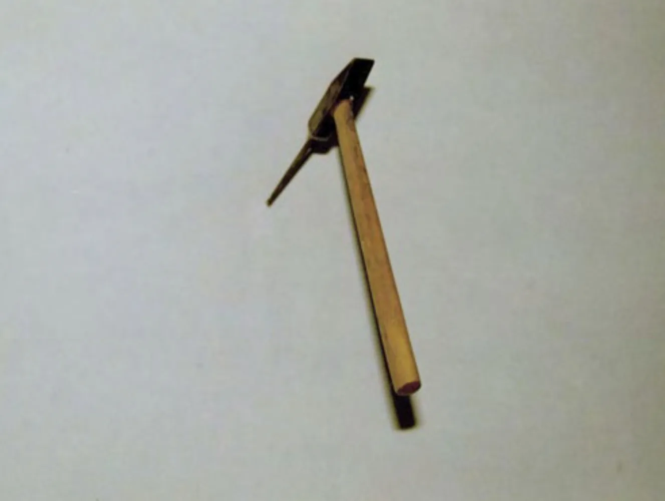 © Leo Kreisel-Strauß Ein Nagel und Hammer an der Wand