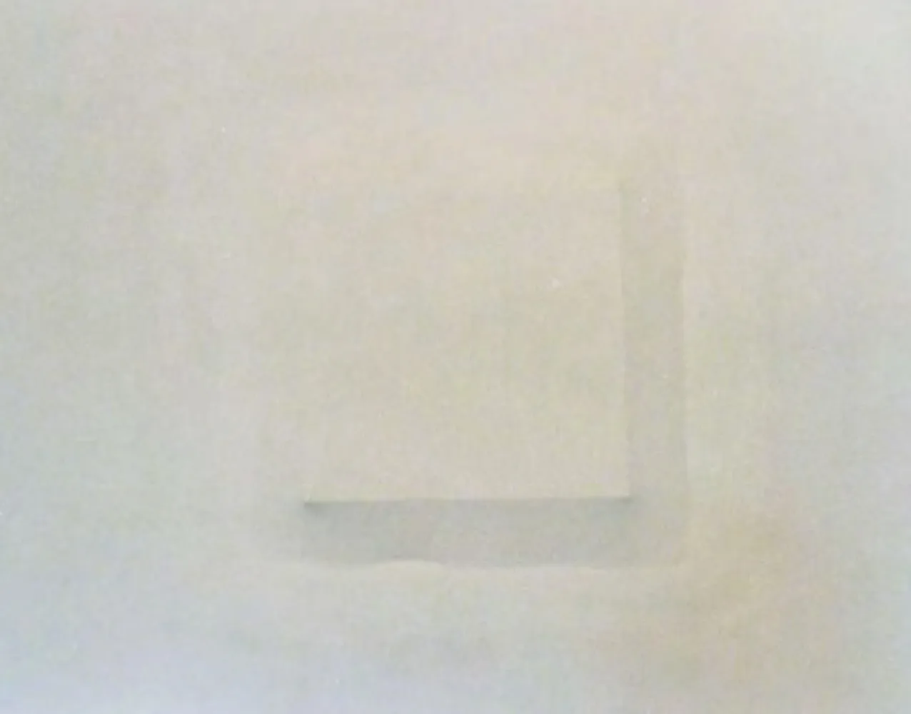 © Leo Kreisel-Strauß Weißes Quadrat mit Schatten auf weißem Hintergrund
