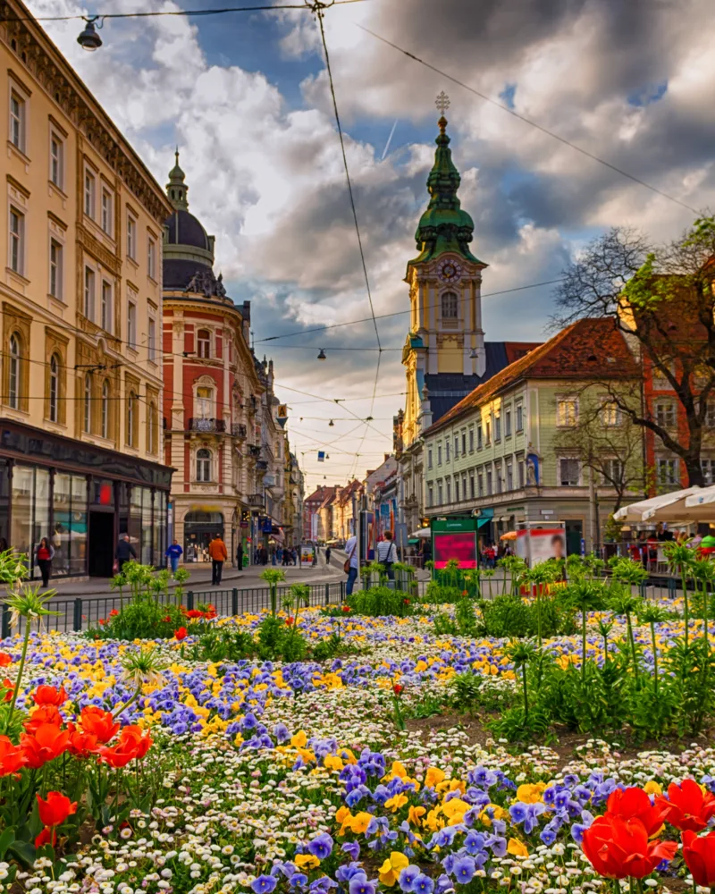 Häuser und Kirche, Straßenansicht am Eisernentor, Graz, 2024