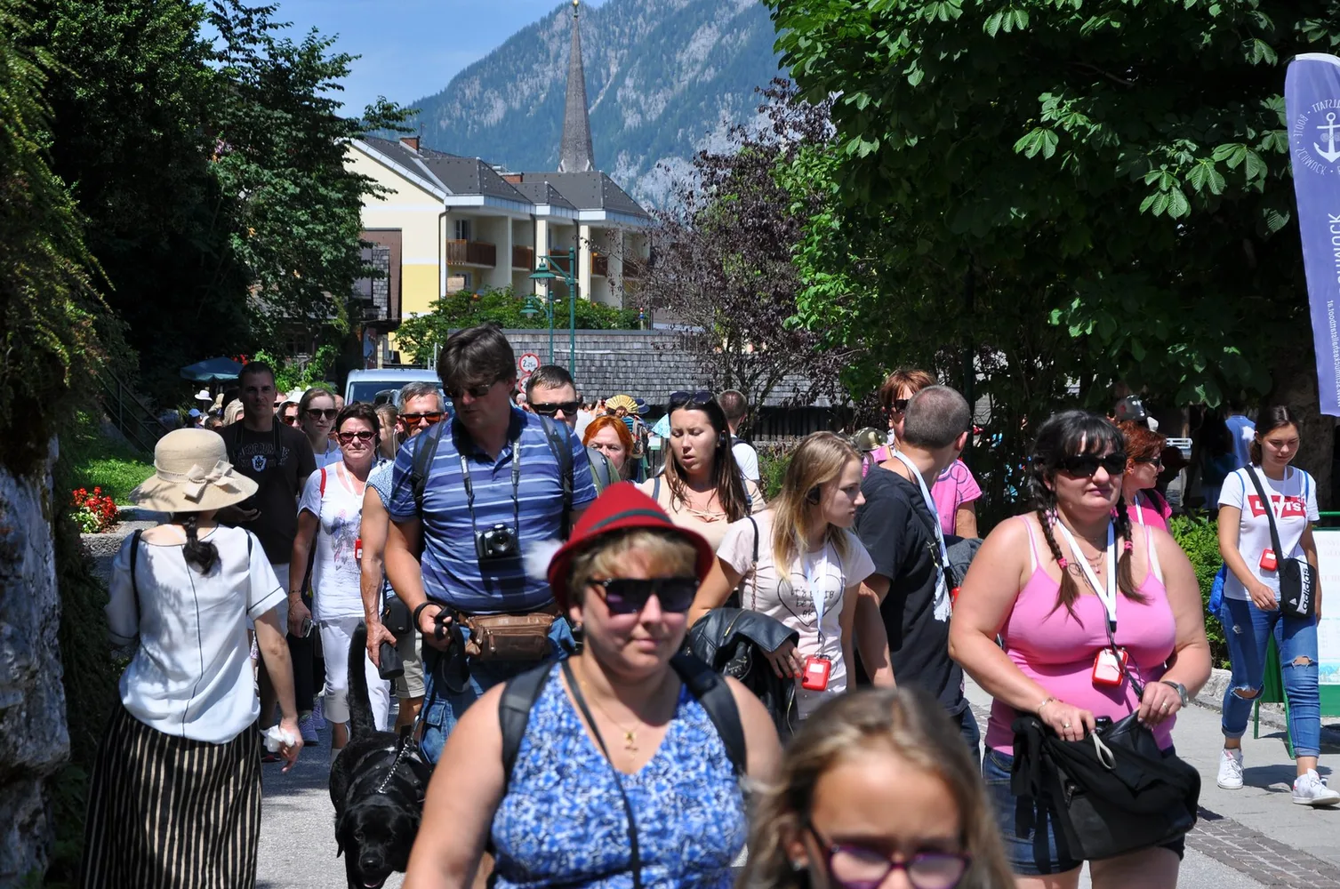 Menschen auf Seestraße