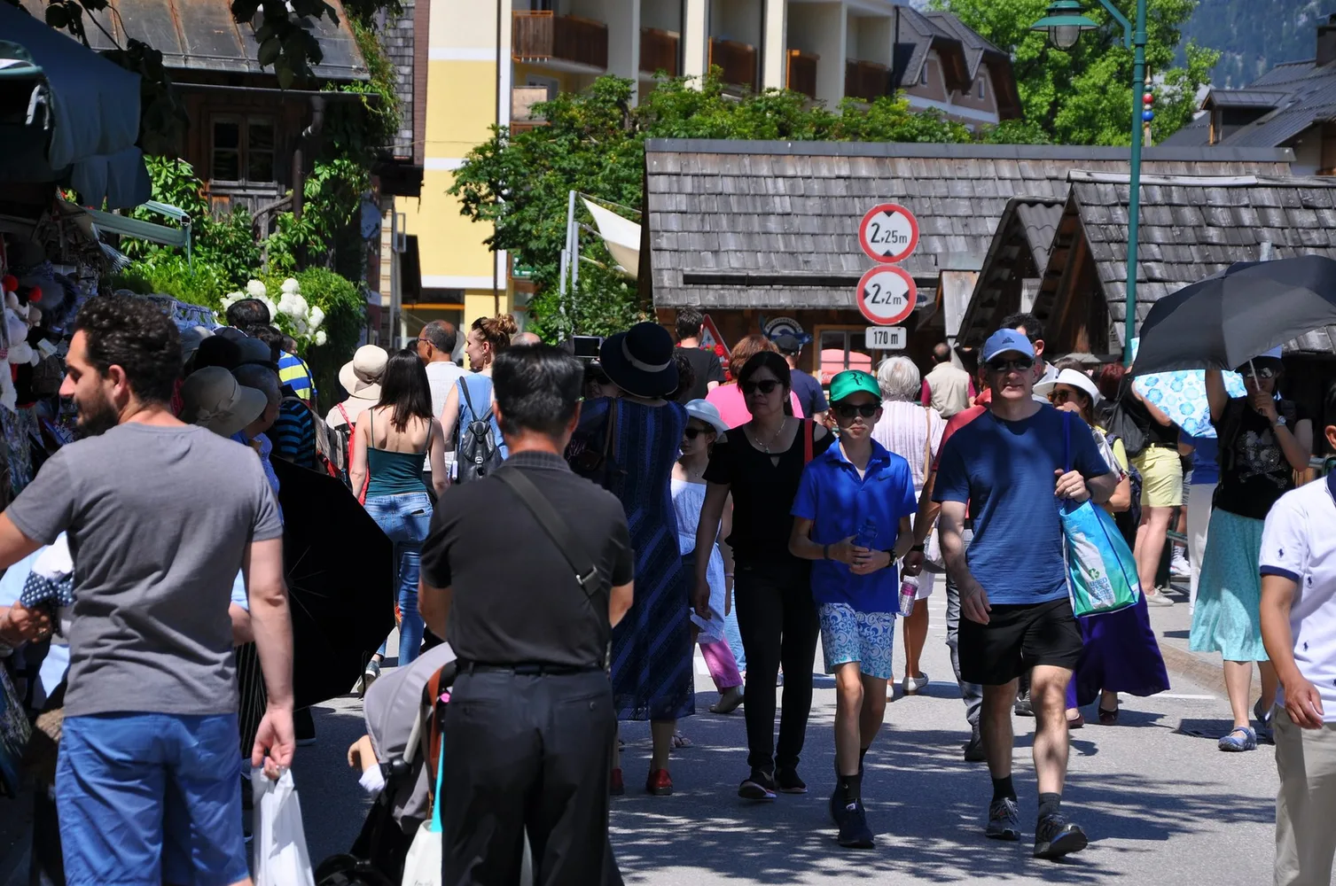 Menschen auf Seestraße