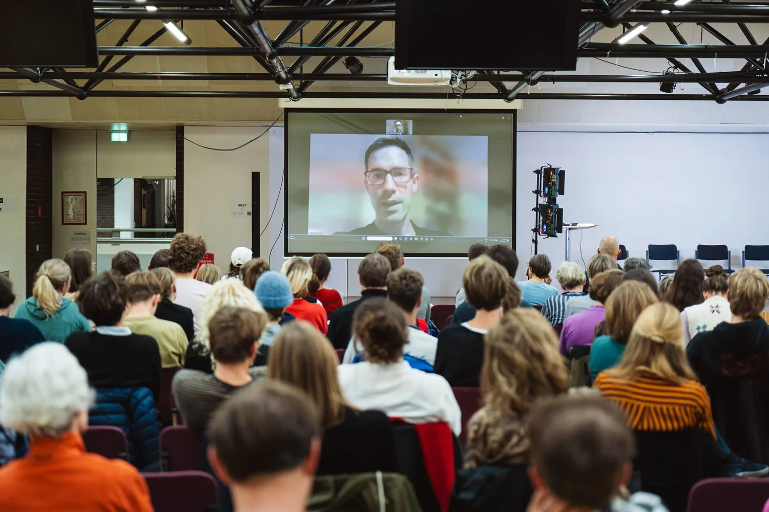 Publikum blickt auf Leinwand
