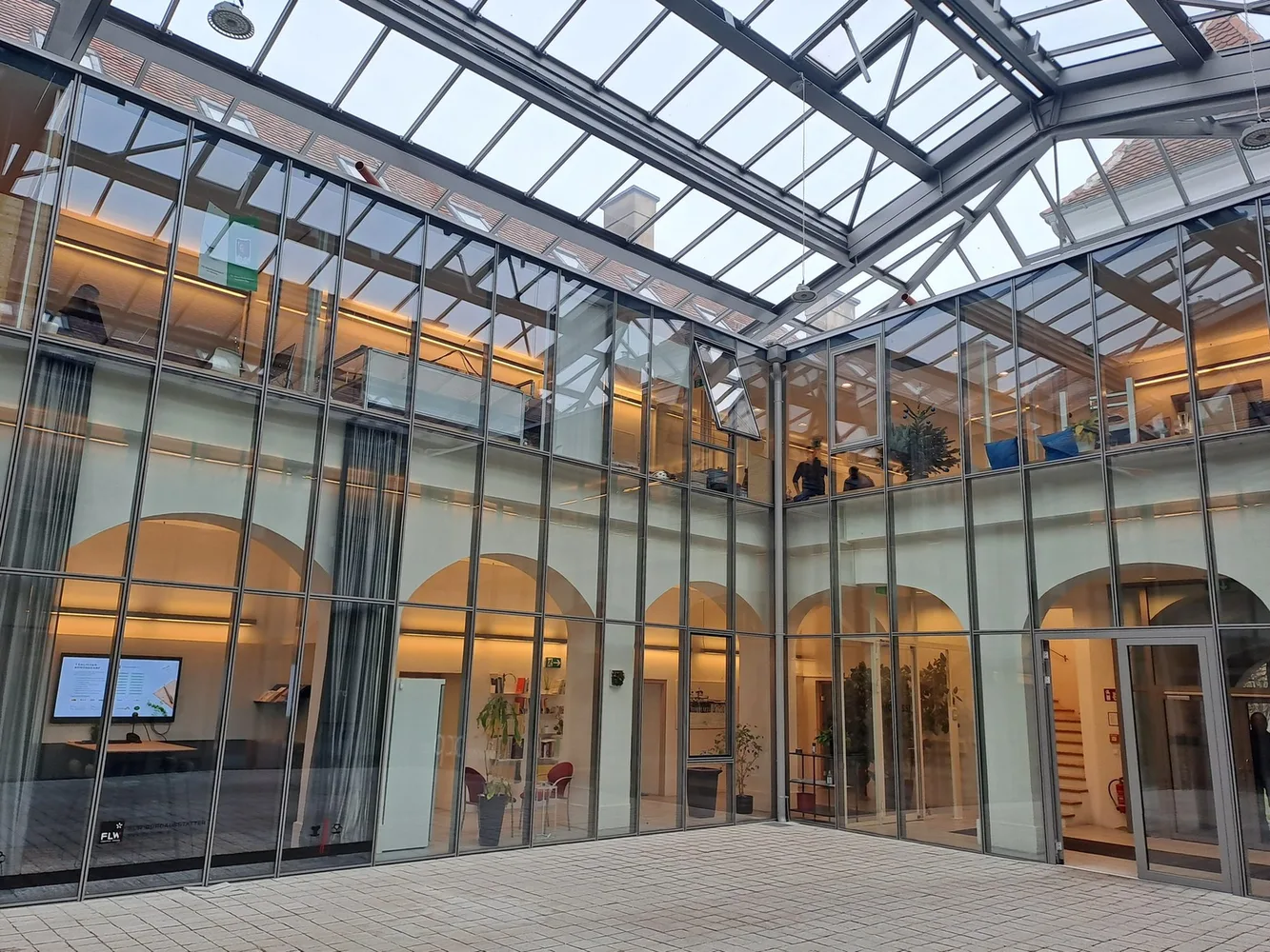 © Peter Laukhardt Innenhof mit Arkaden und Glasdach, Graz
