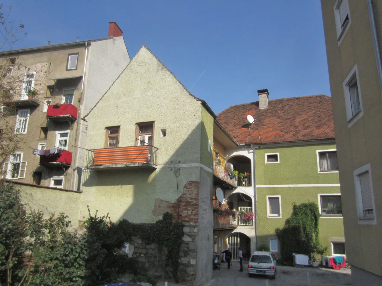 © Peter Laukhardt Innenhof Wohnhaus mit Arkaden, Graz