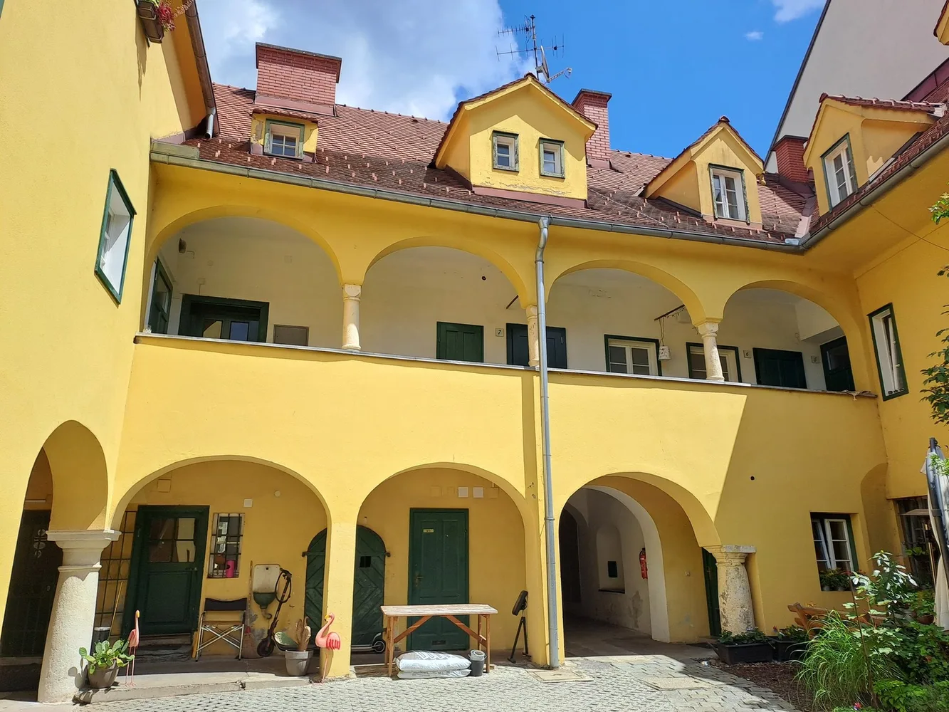 © Peter Laukhardt Innenhof mit Arkaden, Wohnhaus, Graz