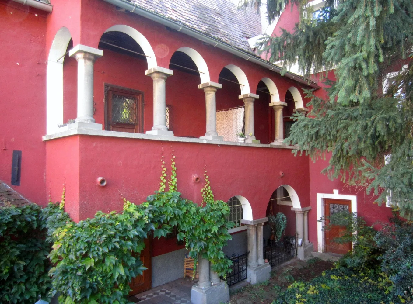 © Peter Laukhardt Rotes Herrenhaus mit Rundbogenarkaden, Graz