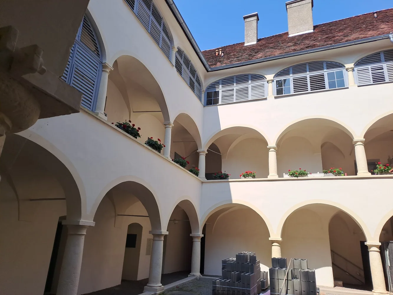 © Peter Laukhardt Grazer Innenhof, 3 geschossene Rundbogenarkaden