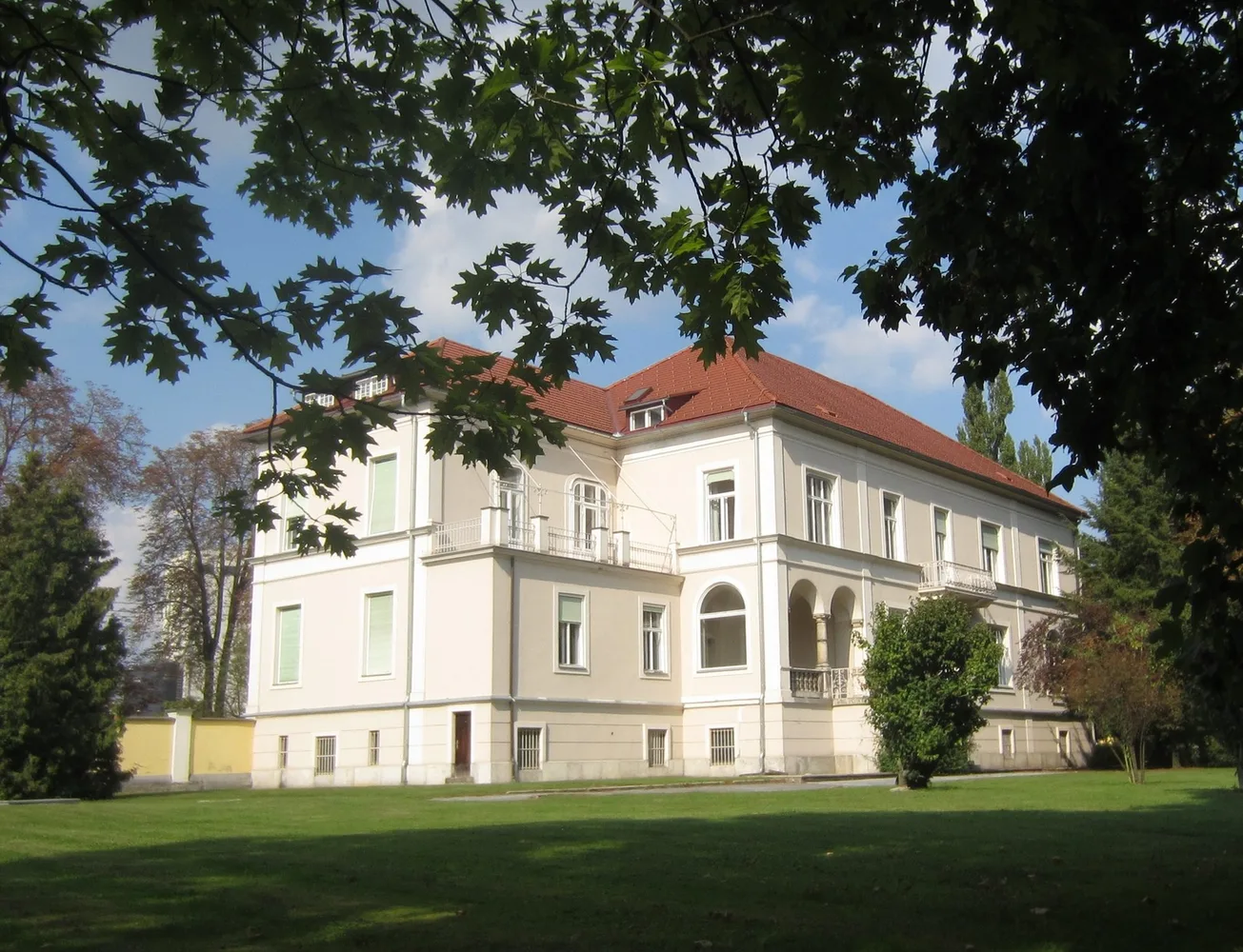 © Peter Laukhardt Weiße Villa im Park mit Veranda