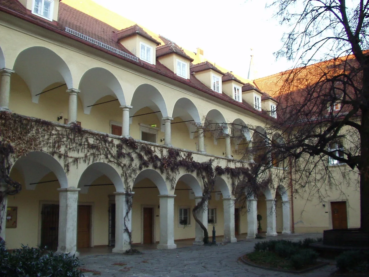 © Peter Laukhardt Innenhof mit zweigeschoßigen Rundbogenarkaden, ©Peter Laukhardt