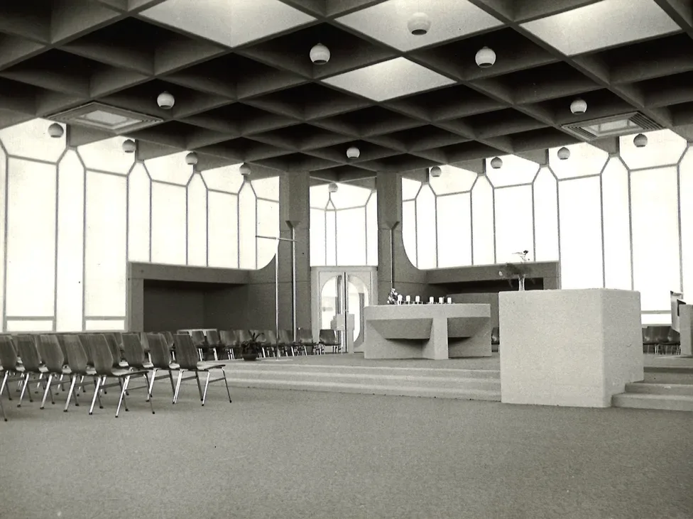 Innenraum einer brutalistischen Kirche, Blick Richtung Altar