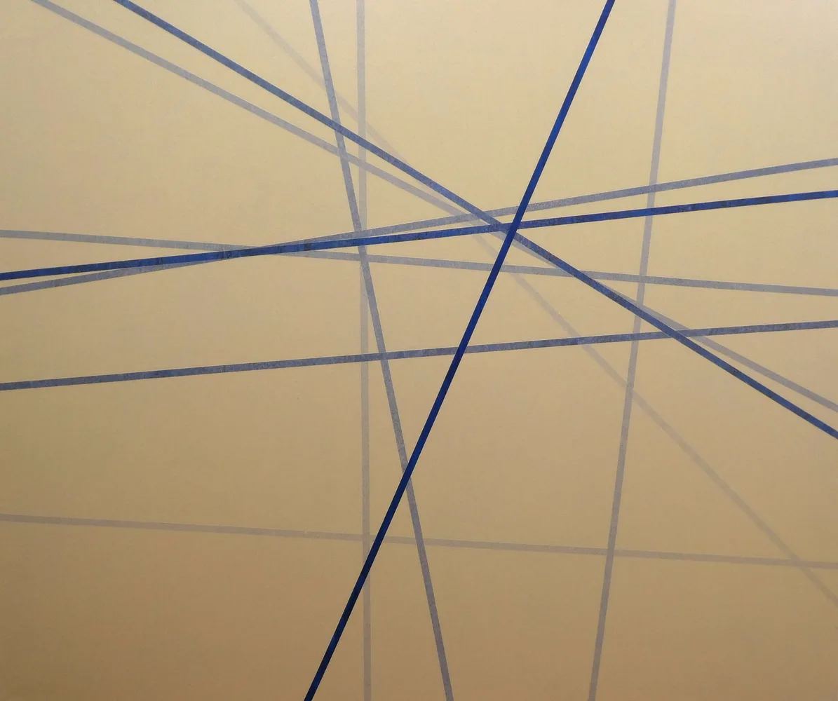 Blaue Fäden auf weißem grund, Axes of Chance (2024) (Foto: Mraček)