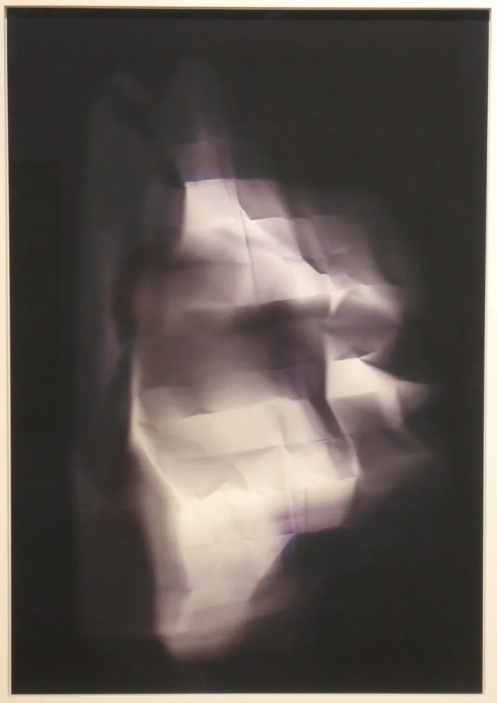 Gefaltetes Papier im Schatten, Paperscan (2014) (Foto: Mraček)