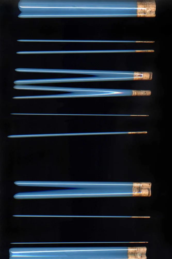 Blaue Bleistifte auf schwarzem Grund, Rolling Test Tube (2014) (Foto: B. Höller)