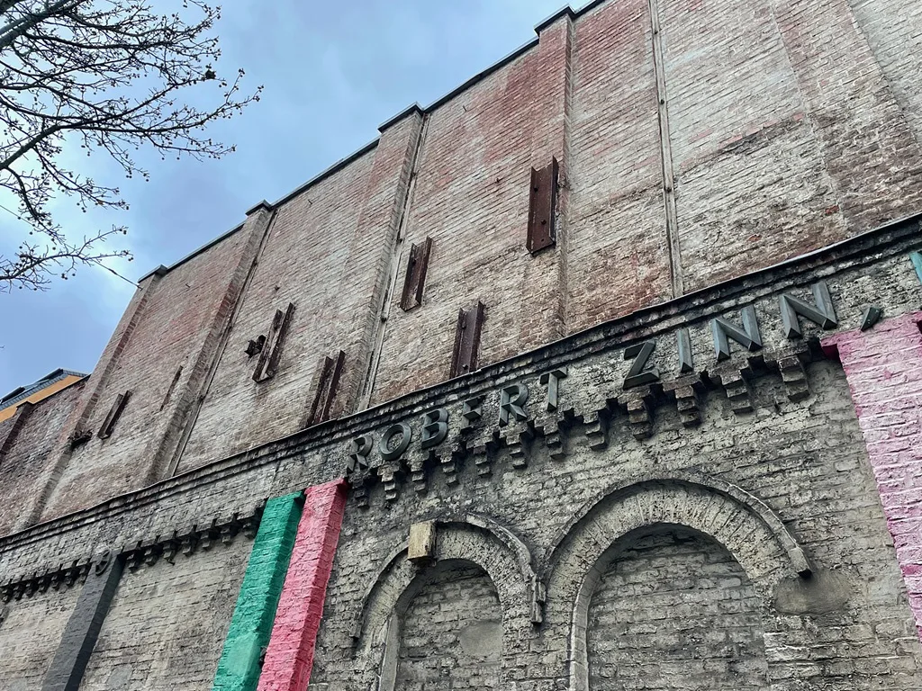 Gealterte Fassade aus Ziegeln