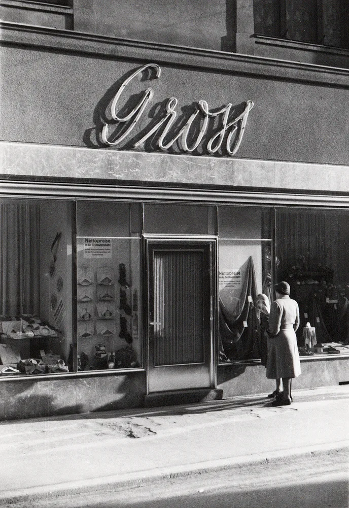 Textil- und Bekleidungsgeschäft Gross, Eingangsportal, um 1950