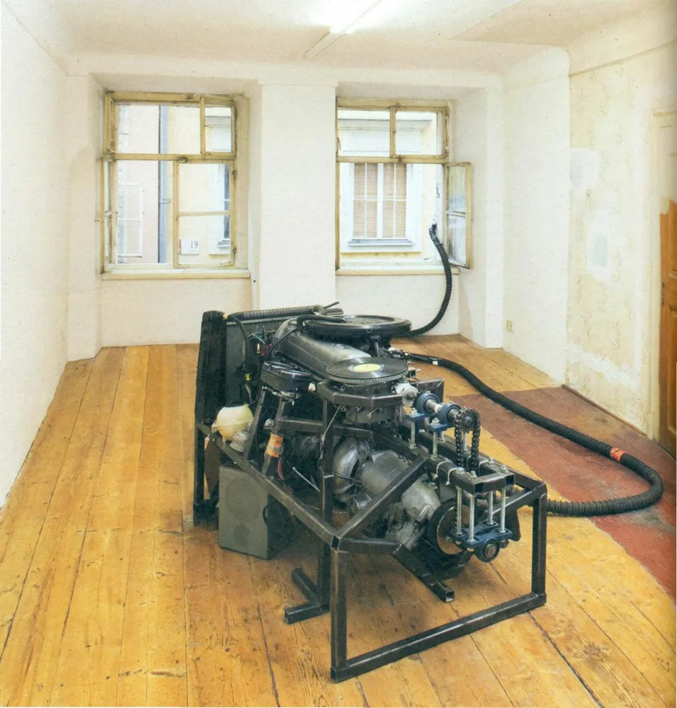 Schwarze Maschine mitten im hellen Altbauzimmer auf Holzboden, Alexander Laner, „Plattenspieler“, 2005/2008