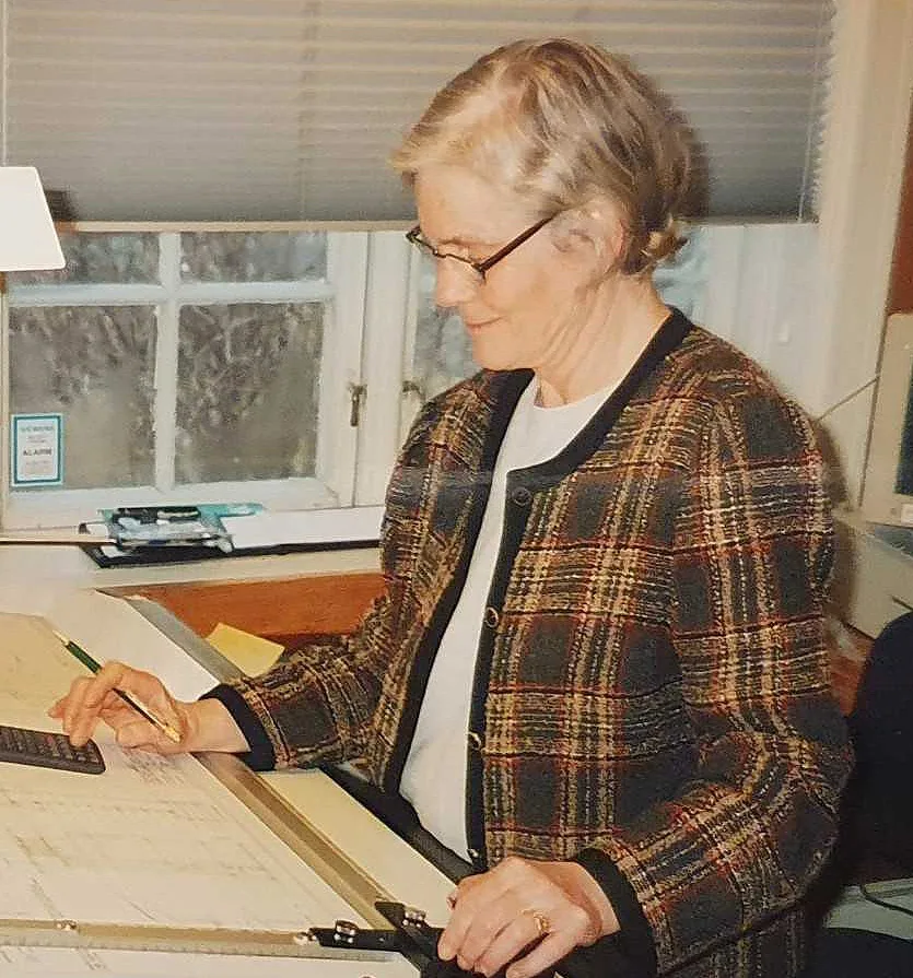 Architektin Anne Lise Jenssen Huseby in Karojacket am Zeichentisch, © Anne Lise Jenssen Huseby