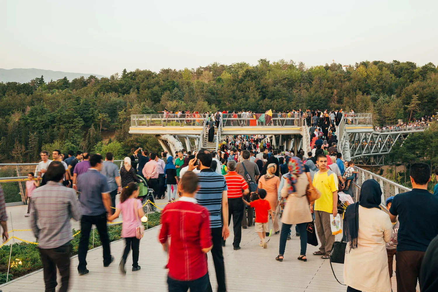 Tabiat Bridge mit Menschenmenge, Teheran, Architektin Leila Araghian, Foto: Mohammad Hassan Ettefagh