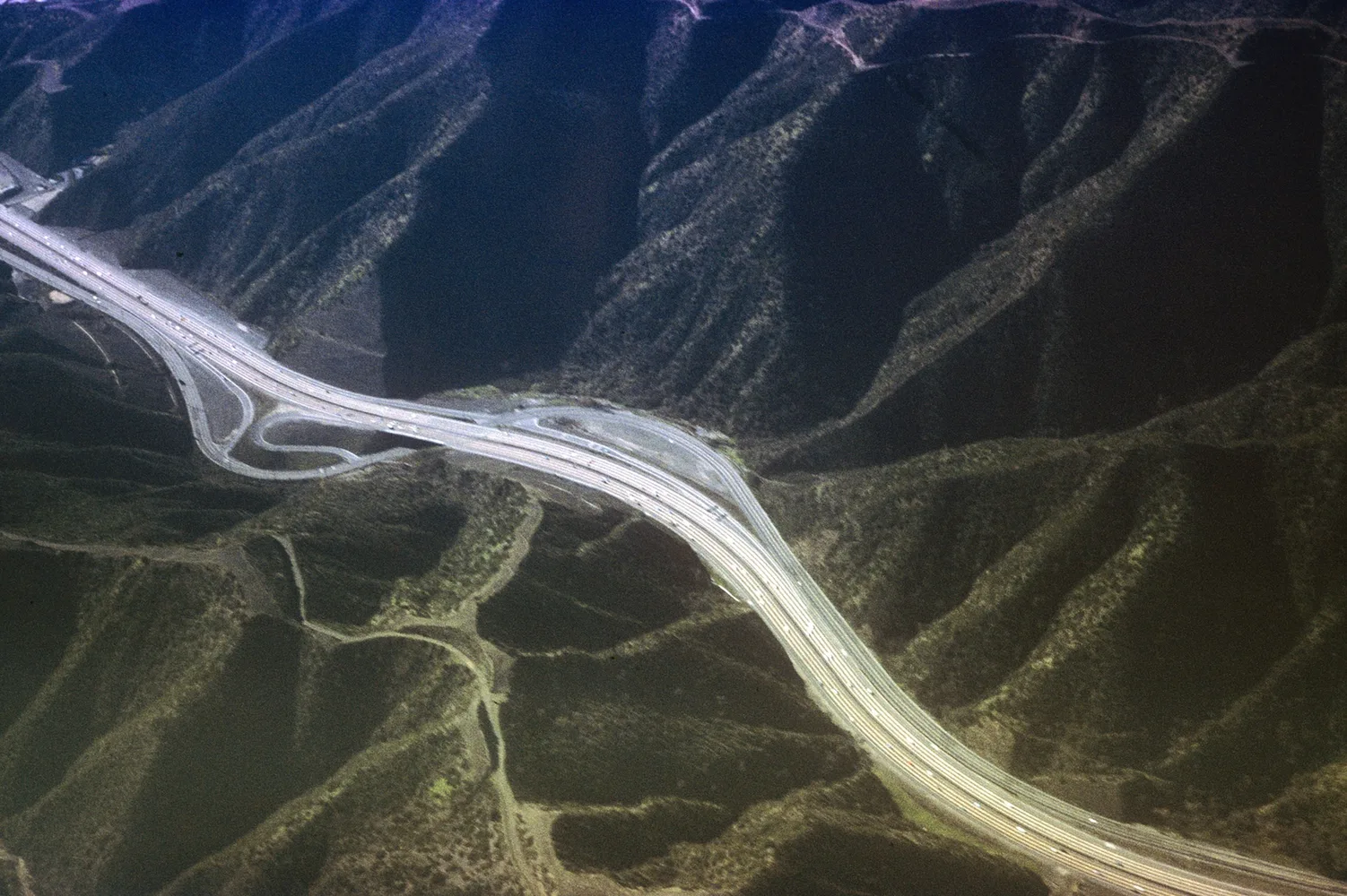 Autostraße durch trockene Berglandschaft, Los Angeles, 1967, Foto: Denise Scott Brown/Courtesy of Denise Scott Brown