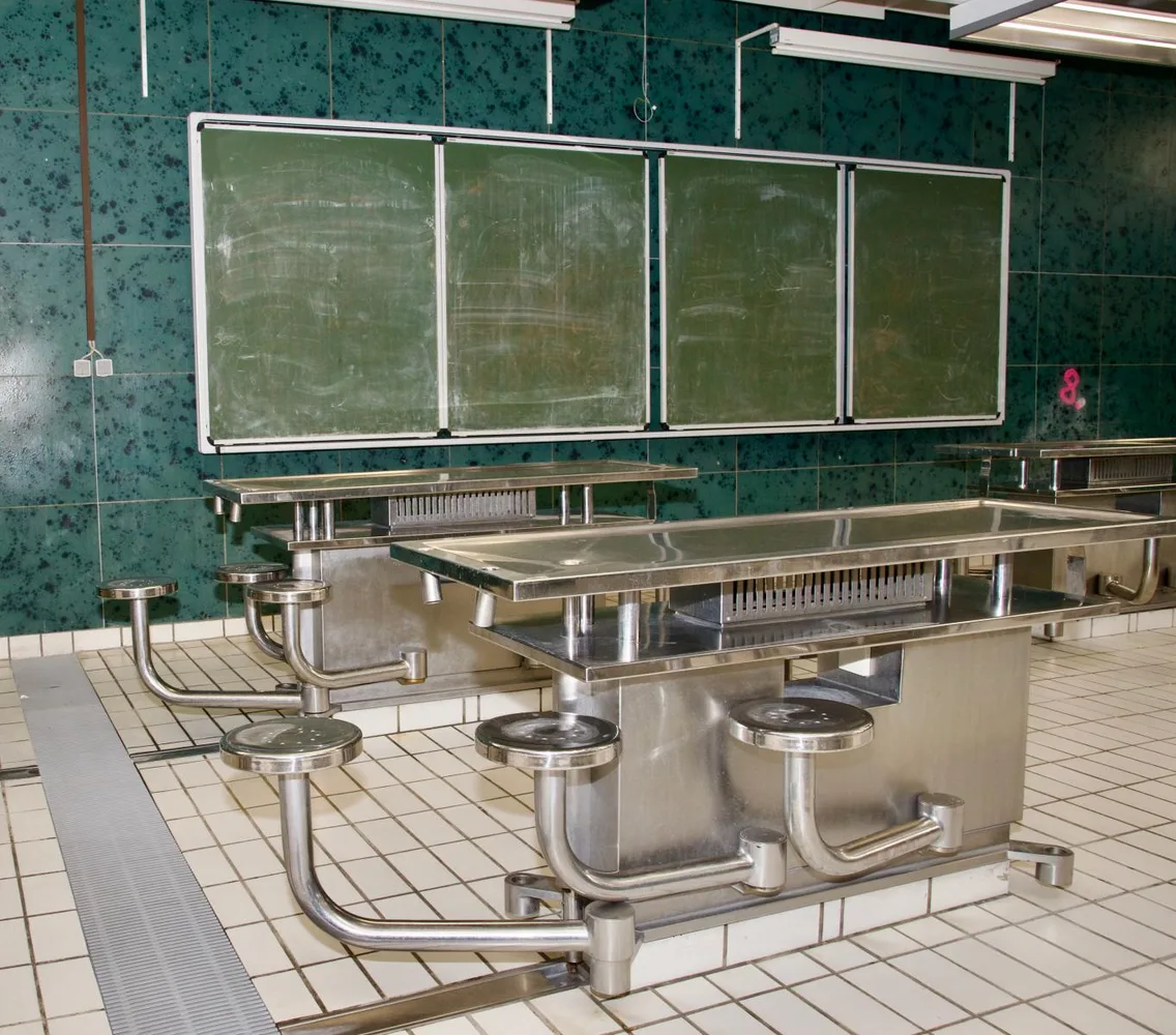 Tafel und Edelstahltisch, Seziersaal, Graz, 2023