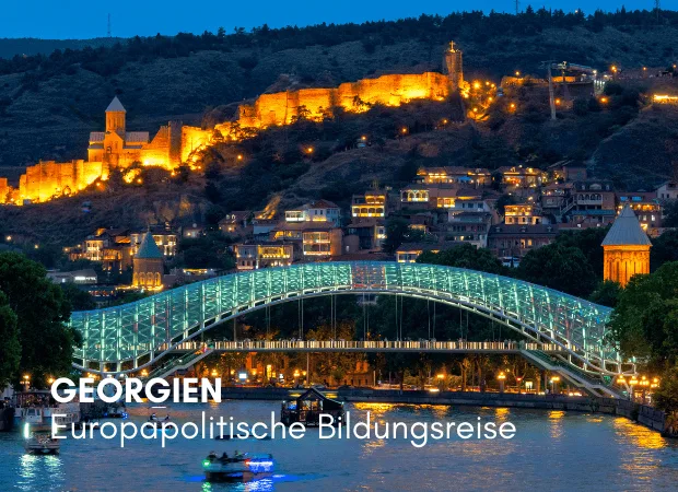 Glasbrücke vor beleuchteter Stadtkulisse, Georgien, Sujet: Akademie Graz