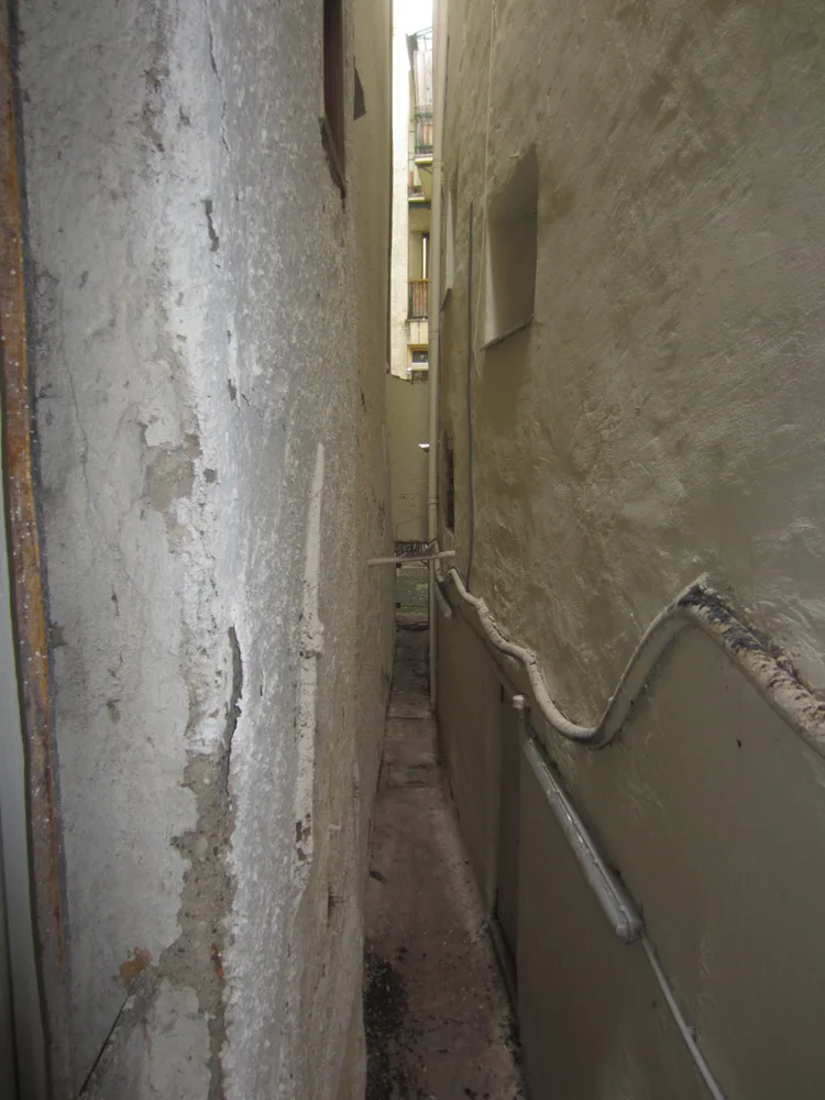 Foto von schmalem Zwischenraum zwischen zwei Gebäuden, Schmiedgasse 25, Reiche (© Laukhardt)