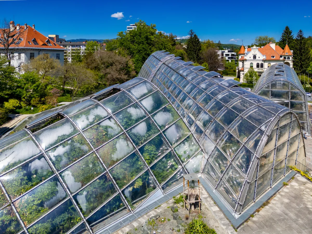 © --
Quelle: Graz Tourismus/Harry Schiffer Blick von Oben auf Gewächshäuser, Bäume, Botanischer Garten Graz, Architektur Volker Giencke