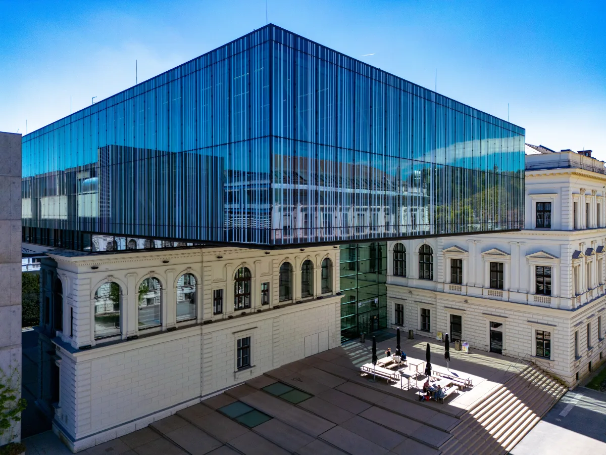 © --
Quelle: Graz Tourismus/Harry Schiffer Modernes Gebäude mit Glas auf Altbau, Universität Graz, Bibliothek, Architektur: Atelier Thomas Pucher, Foto: Harry Schiffer
