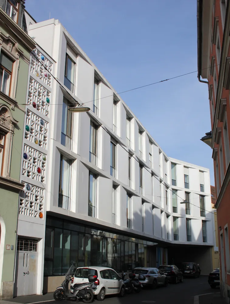 © Stadt Graz/Christian Probst
Quelle: Stadt Graz/Christian Probst Weißes modernen Haus in Gasse, Krankenhaus BHB Graz, Architektur: ARGE Tinchon-Wissounig, Foto: Christian Probst