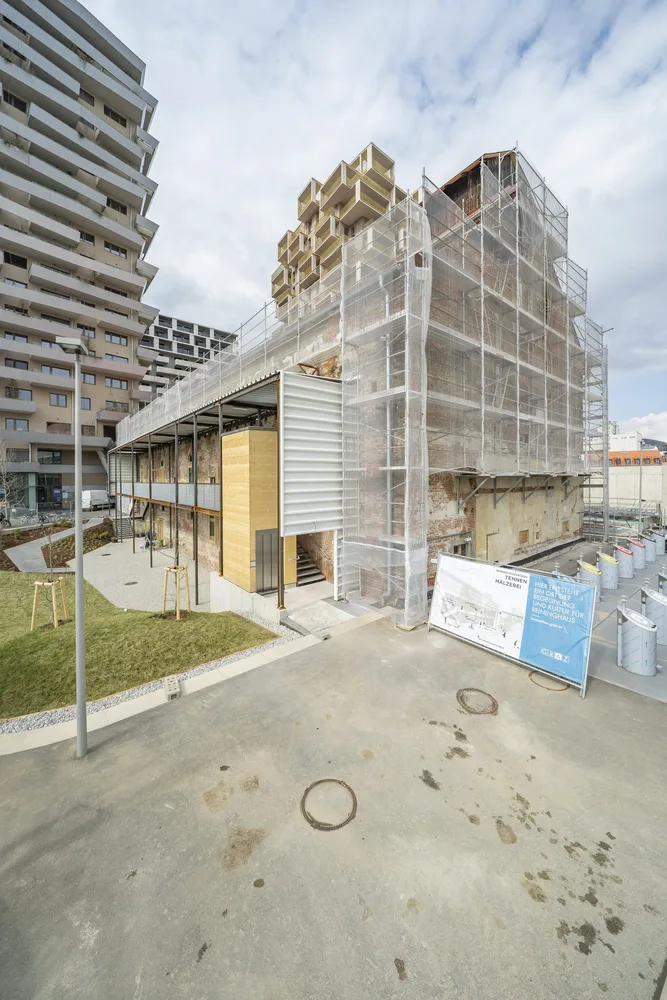 Gebäude eingerüstet vor Hochhaus, Graz, 2025