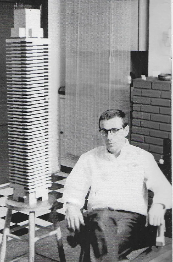 Friedrich St. Florian, mit Modell des Peugeot Tower, 1961