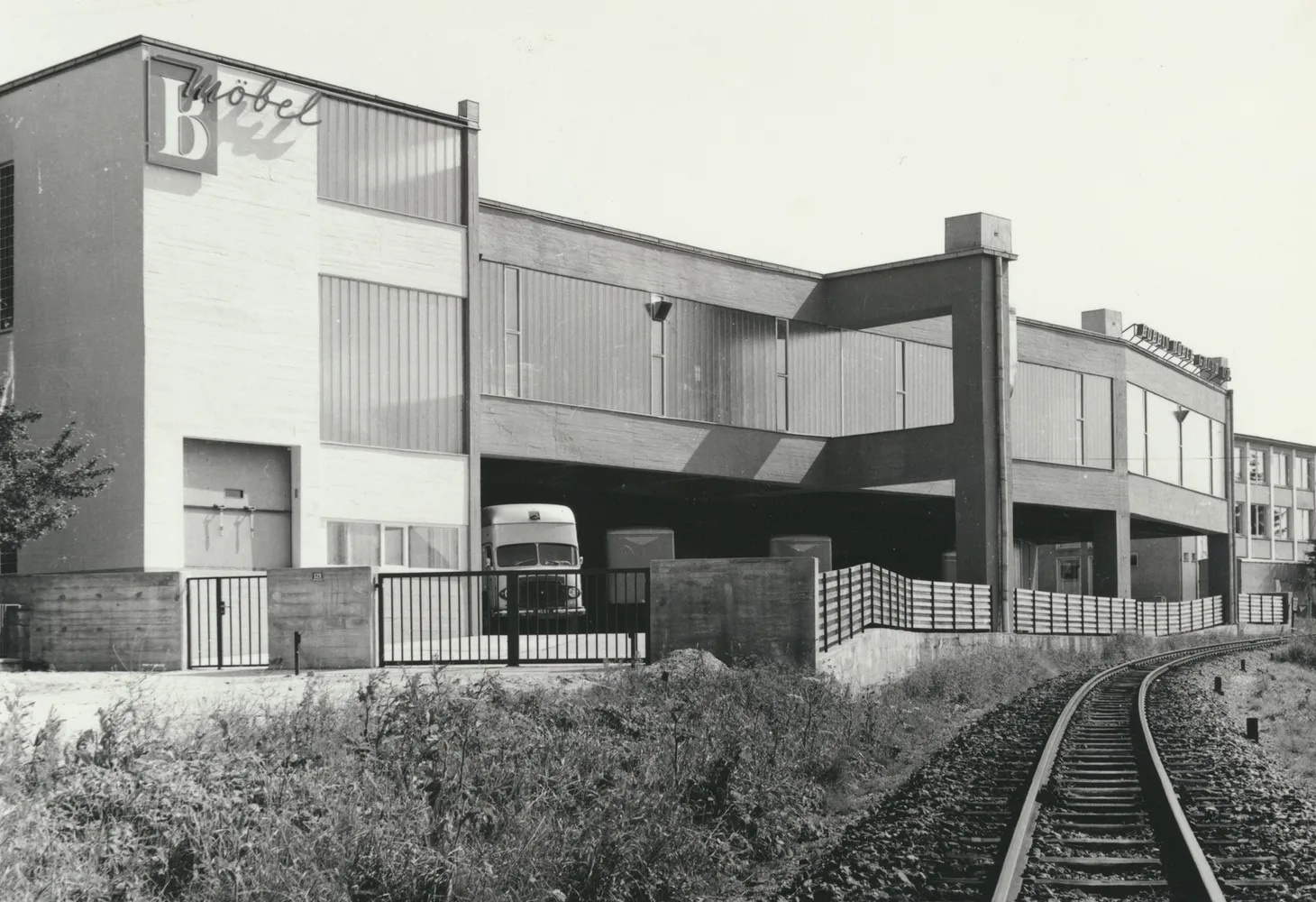 Fabriksgebäude, in schwarz-weiß fotografiert