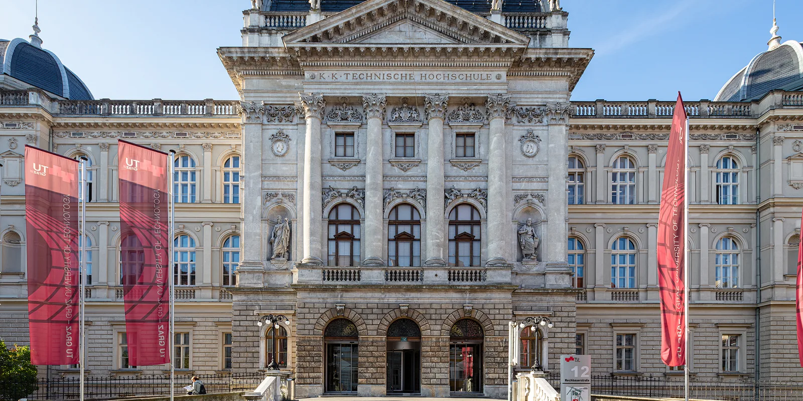 Repräsentatives Gebäude mit Eingangsportal der TU Graz, © TU Graz