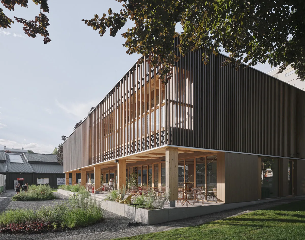 © David Schreyer Holzbau mit Veranda, Klubhaus des GAK Tennis, Strobl Architektur und Interior-Designerin Simone Kovac, 2025