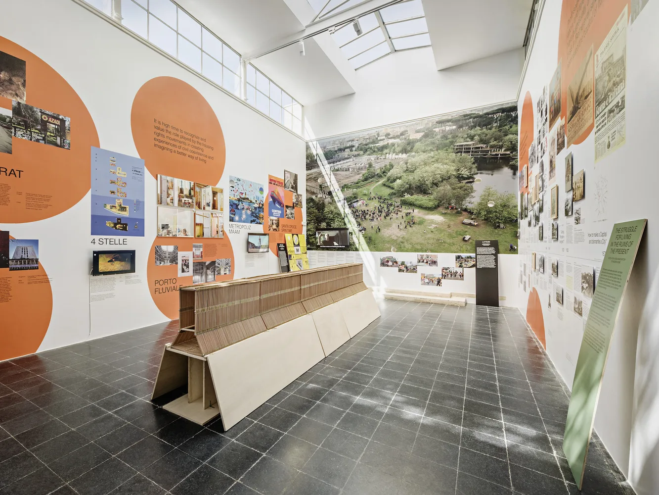 Innenansicht des Ausstellungsbereichs Rom im Österreich Pavillon auf der 19. Architekturbiennale Venedig