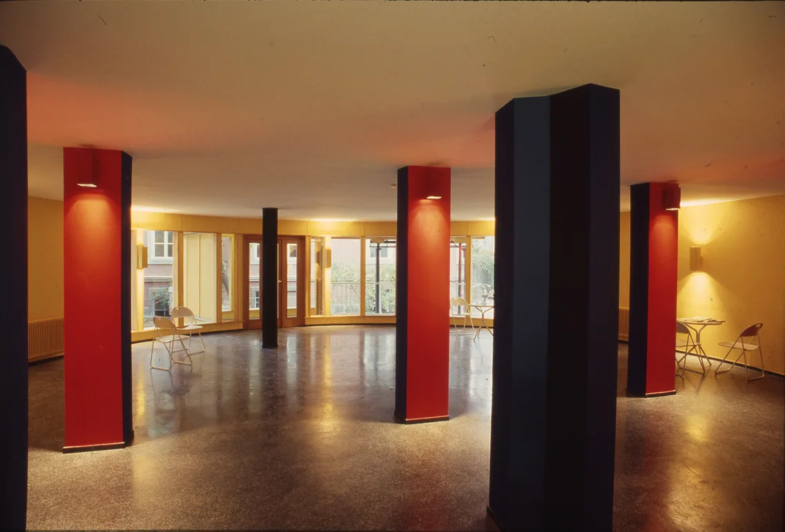 Raum mit roten Säulen, Ingrid und Jörg Mayr, Afroasiatisches Institut, Graz, Foyerbereich, Farb- und Lichtgestaltung zusammen mit Jorrit Tornquist, © Archiv der TU Graz, Sammlung Büro Mayr (Foto: Bernhard Hohengasser)