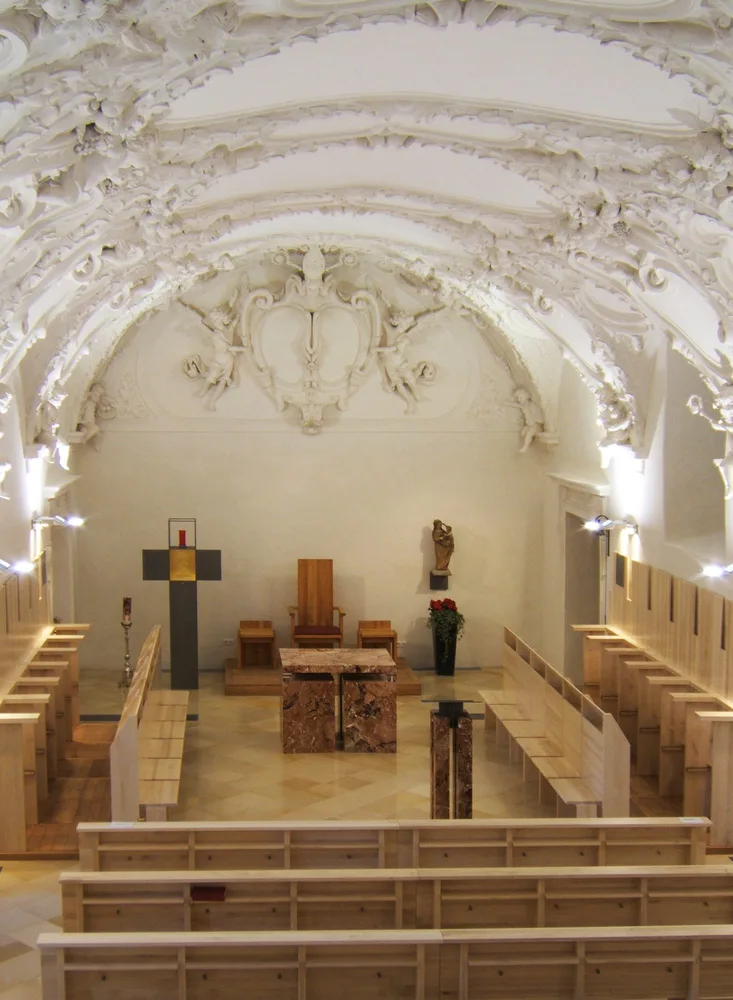 Barocke Kapelle mit modernen Möbeln, Architektur Ingrid Mayr, Renovierung und Innenraumgestaltung der Marienkapelle Stift Rein, 2007, © Archiv der TU Graz, Sammlung Büro Mayr