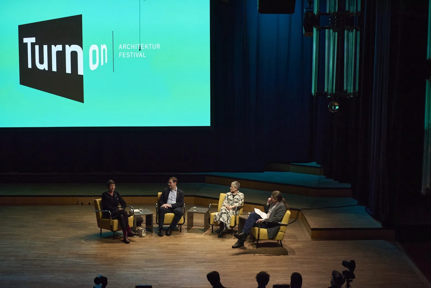 © Sebastian Pichler
Quelle: Sebastian Pichler Blick aus dem Zuschauerraum des Radiokulturhaus Wien auf die Bühne und die vier Teilnehmer:innen der Diskussionsrunde des Turn On Architekturfestivals 2025.