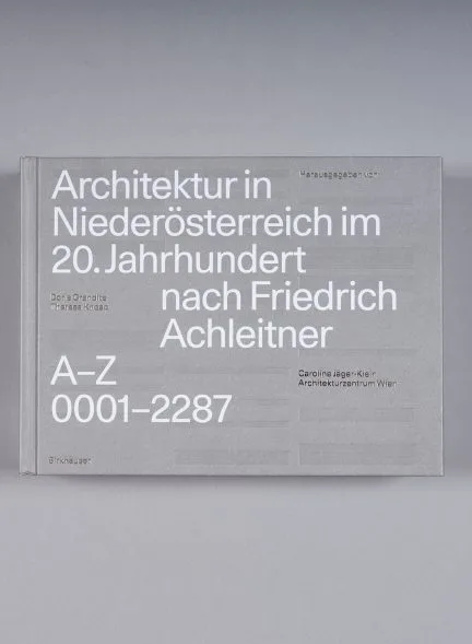 Buchcover in Grau, Architektur in Niederösterreich im 20. Jahrhundert nach Friedrich Achleitner, 2024, Foto: Michael Goldgruber