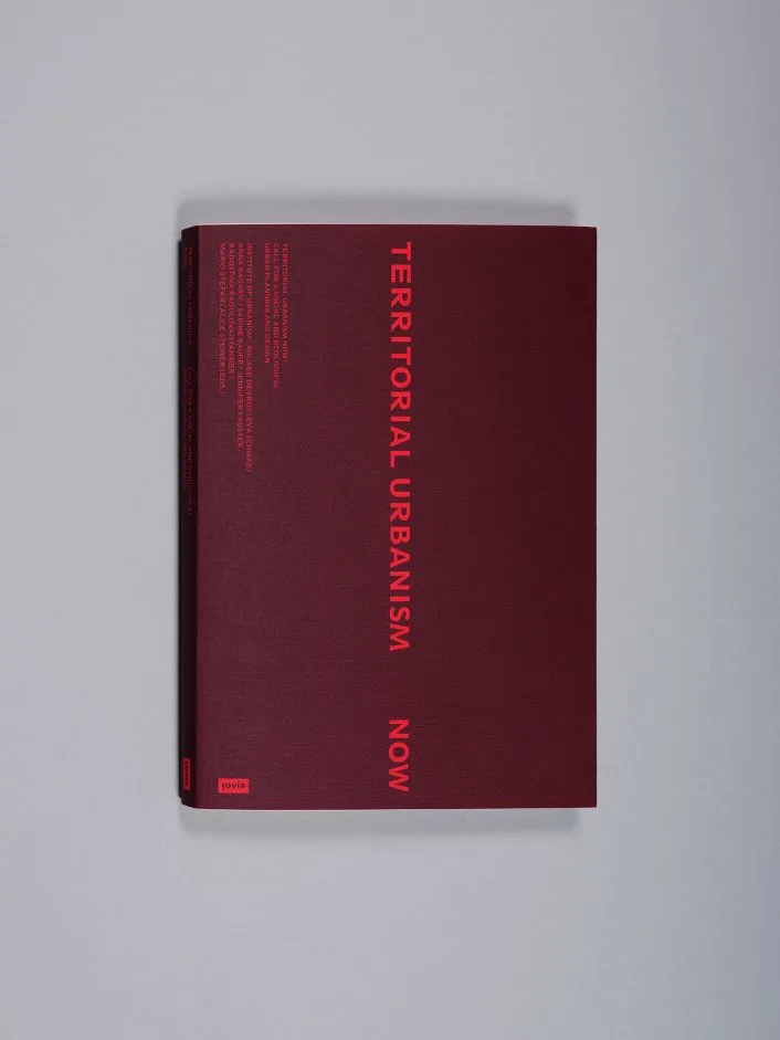 Cover in dunkelrot, Territorial Urbanism Now! 2024, Foto: Michael Goldgruber