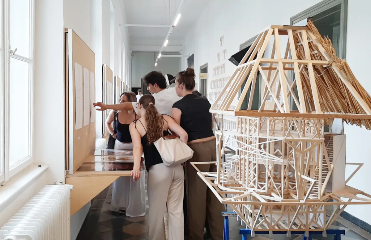 © Claudia Gerhäusser Diskussionen bei den ausgestellten Modellen am Institut, Raum und Gestalt, GOA 2025