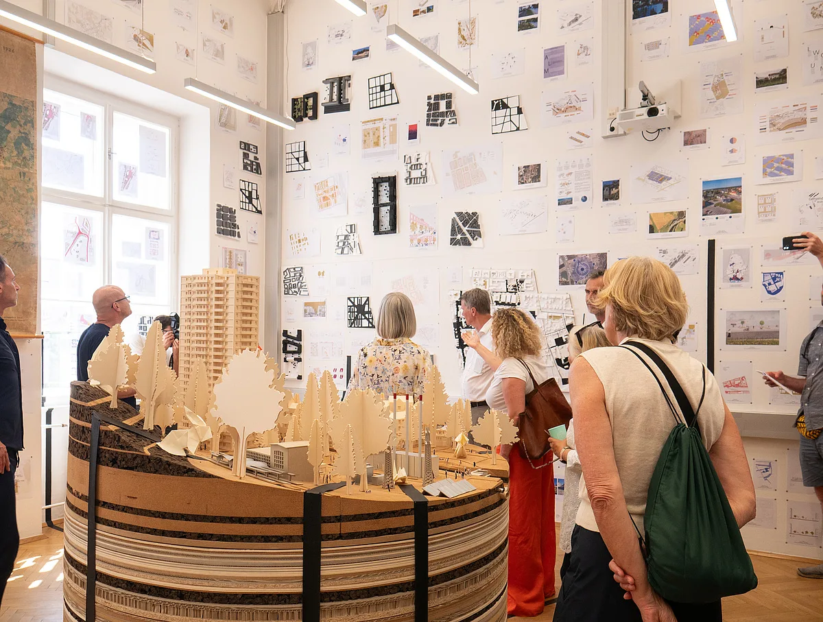 © TU Graz - Institut für Städtebau Modell und Zeichnungen an der Wand, Institut für Städtebau, Foto: Institut für Städtebau, GOA 2025