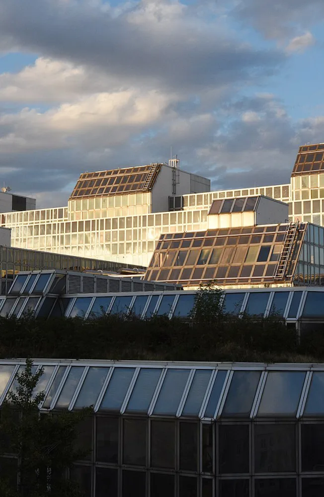 Verspiegelte Gebäude im Abendlicht, Universitätszentrum Althanstraße, Wien 2017, Foto: Nxr-at