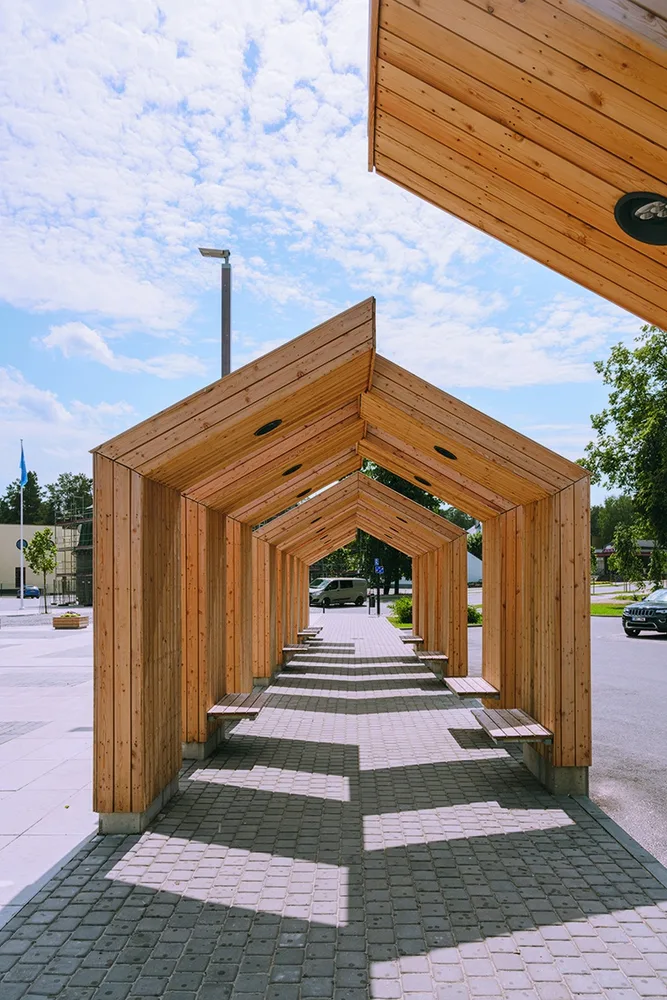 Installation aus Holz auf einem offenen Platz