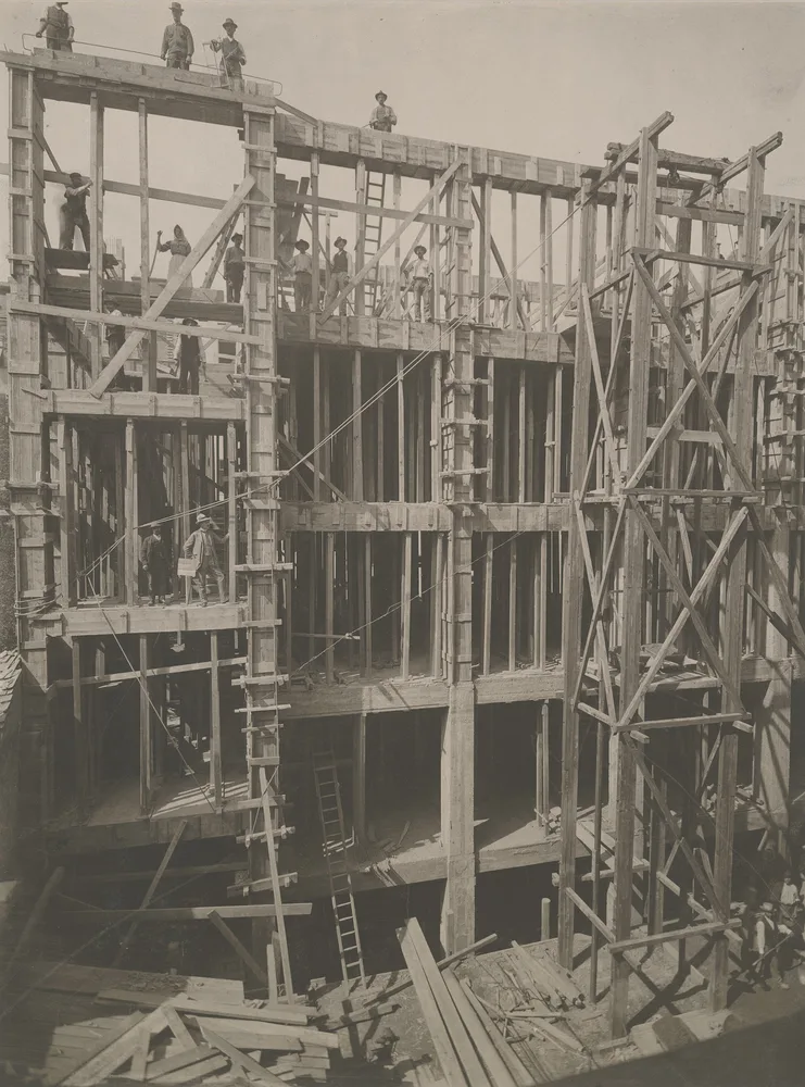 Histroiusche Schwarzweißfoto eines Rohbaus aus Eisenbeton, der die großzügige Struktur - hohe Räume und große stützenlose Fenster erkennen lässt.