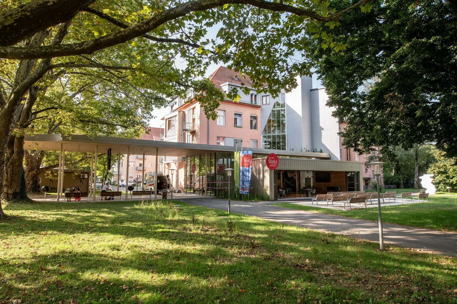 Eingangsgebäude und Bäume, Salon Stolz, Architektursalon und su.n - spaceunit network, Foto c_Roland Renner