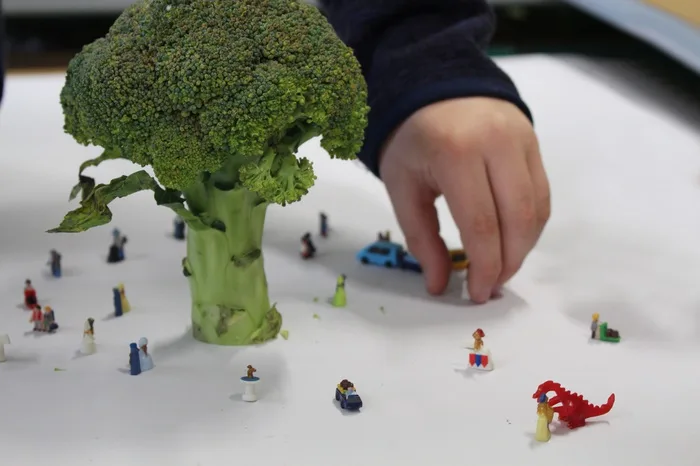 Brokoli als Baum mit kleinen Modellmenschen, ASÖ RaumGestalten 2025, Foto: Christine Aldrian Schneebacher