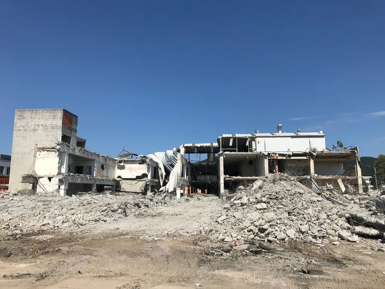 Kriegsschauplatz oder Abbruchbaustelle? Ehem. Quelle-Kaufhausgebäude Linz. Foto; Christoph Wiesmayr 2024